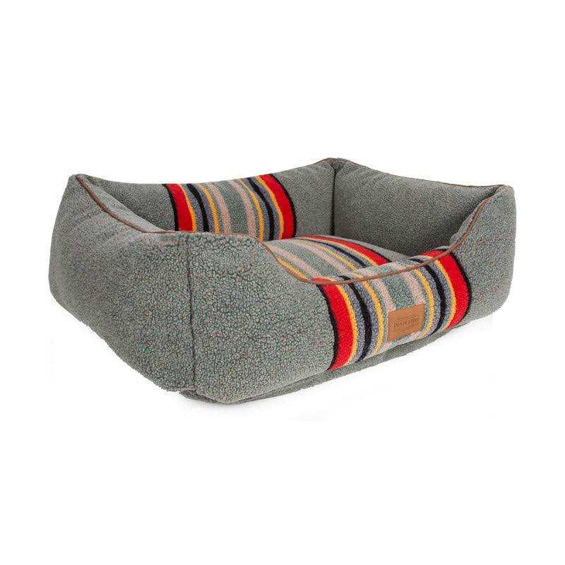Vintage Dog Bed Q814391